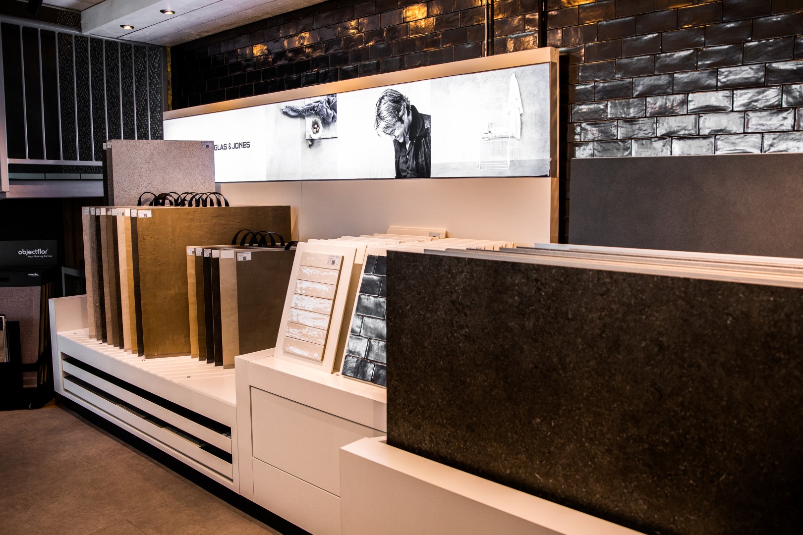 Showroom Dannenberg in Rijssen met tegelpresentaties op wand en vloer
