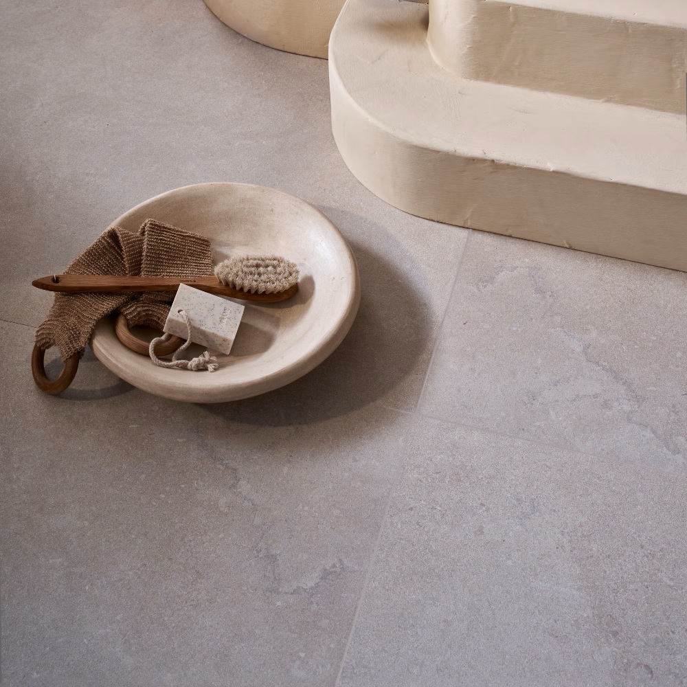 vtwonen Portland natuursteenlook tegels in een interieur