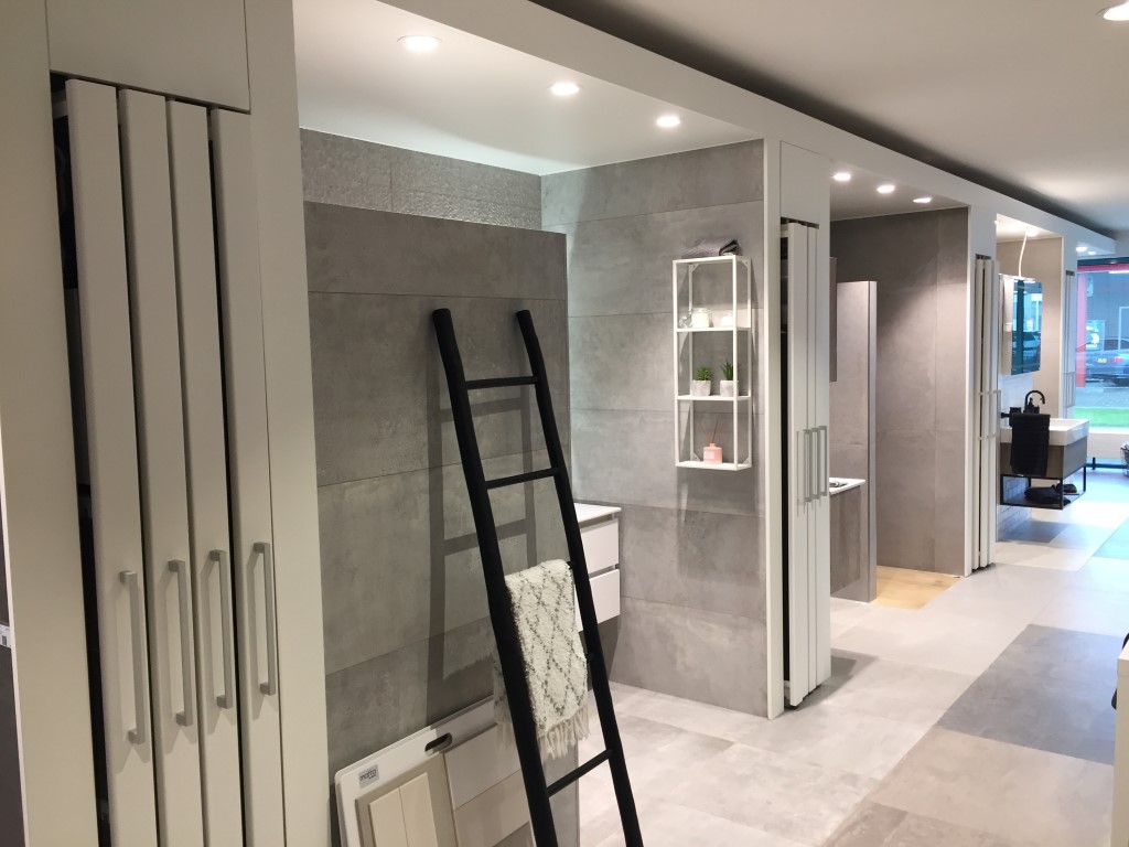 Compleet ingerichte badkamers met sanitair in de showroom van Dannenberg