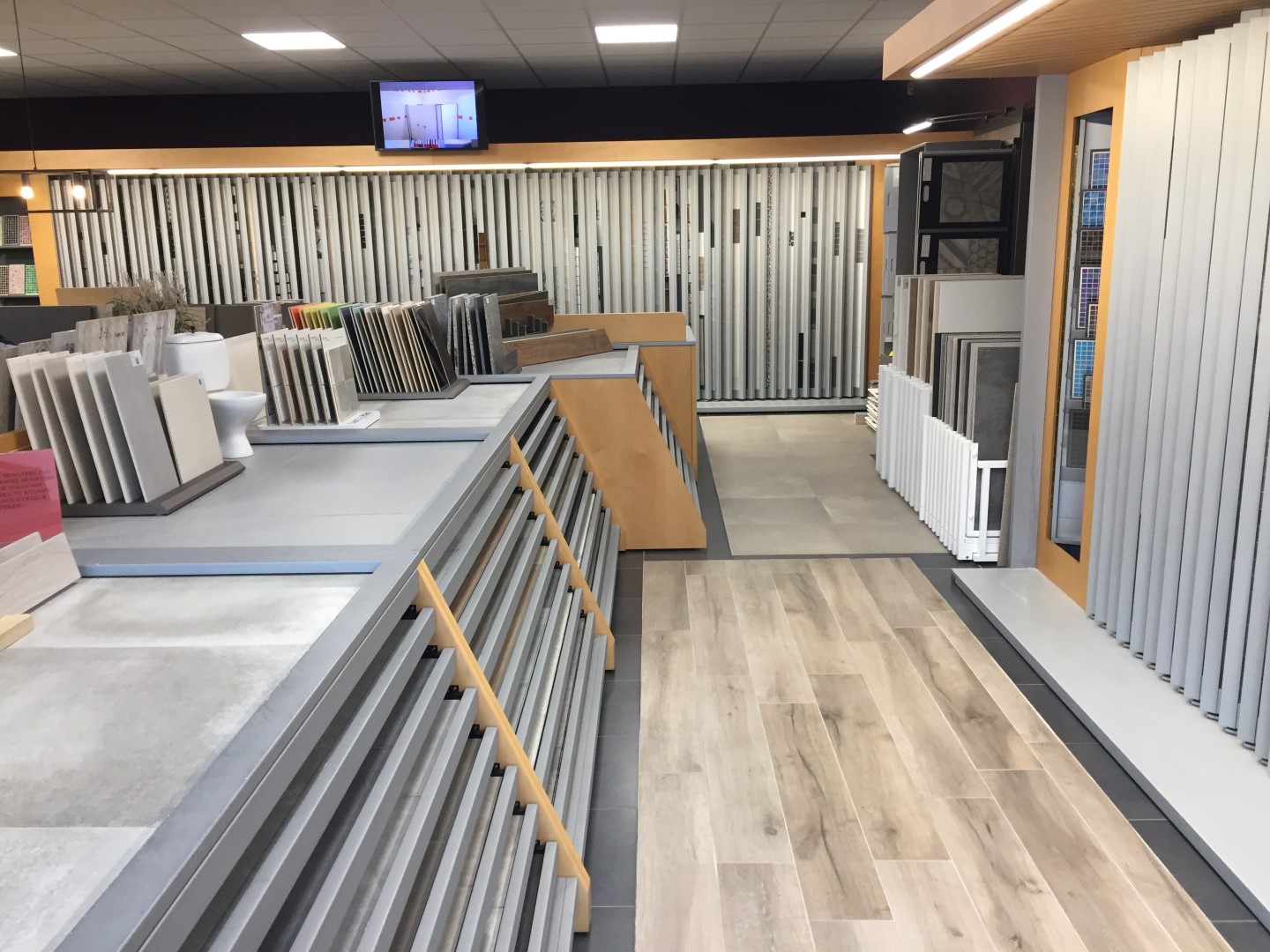 Vloertegels op grote presentatievlakken in de showroom van Dannenberg