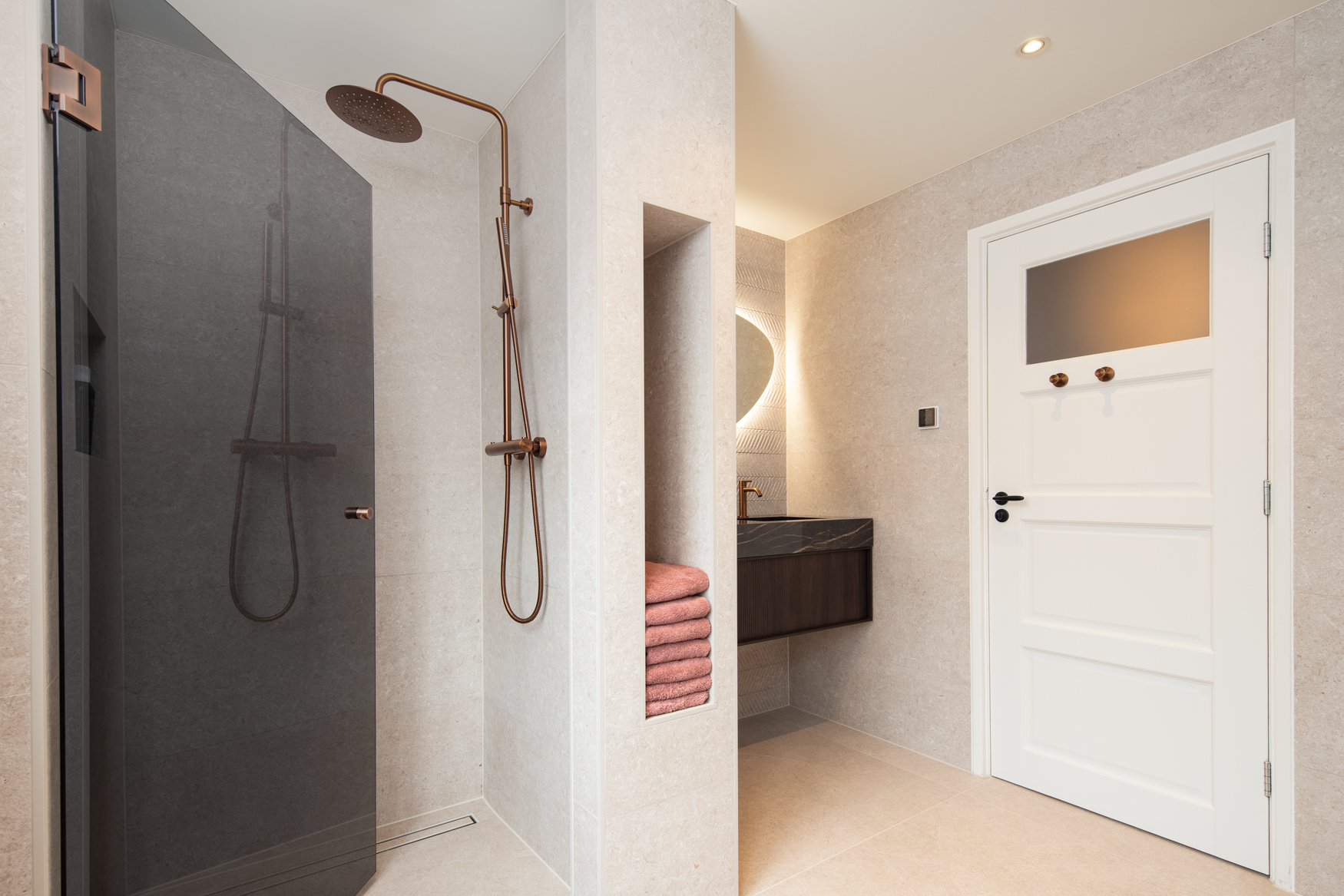 Luxe badkamer met rustige uitstraling, gerealiseerd door Dannenberg