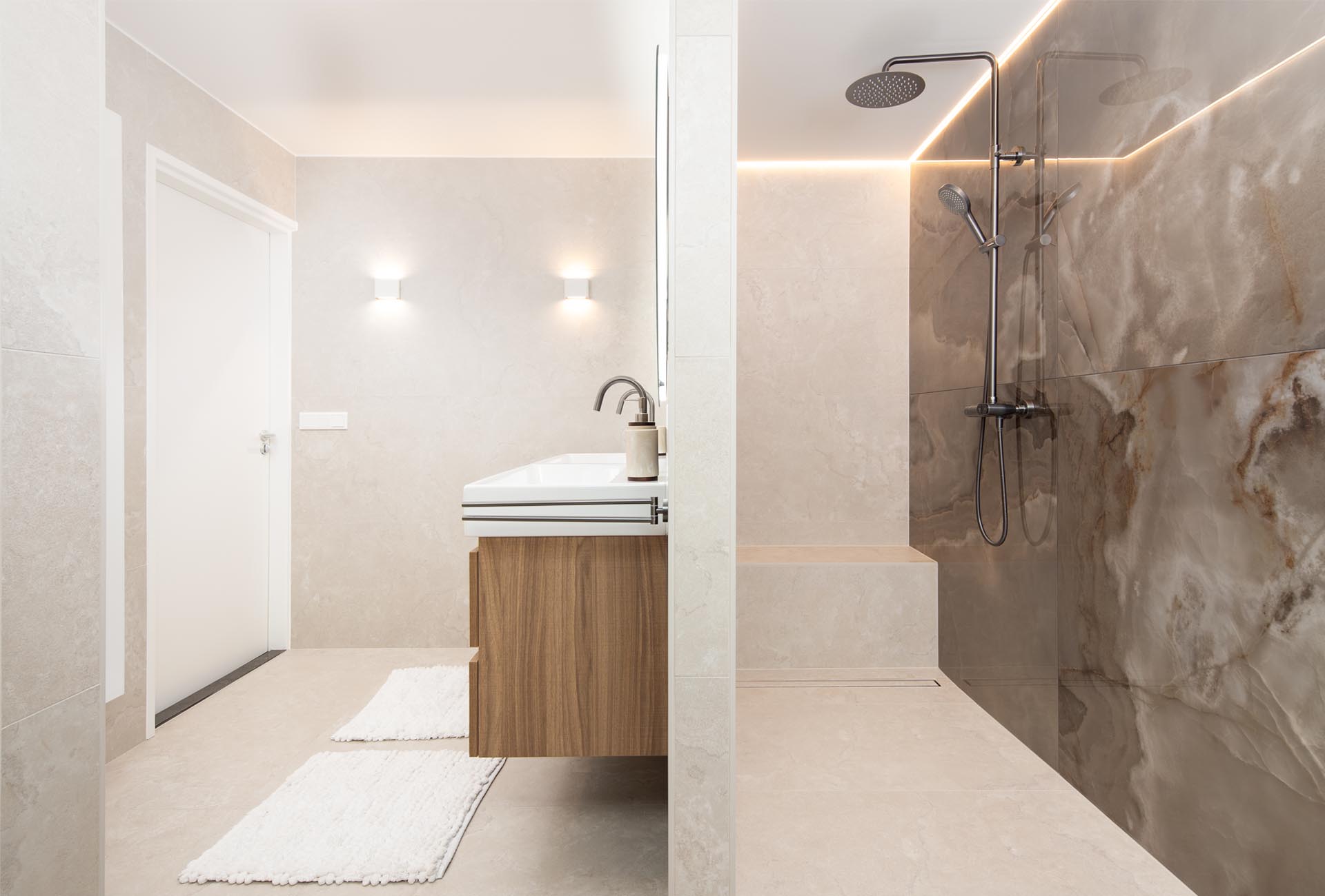 Badkamer met Piet Boon tegels en Thebalux meubel, gerealiseerd door Dannenberg