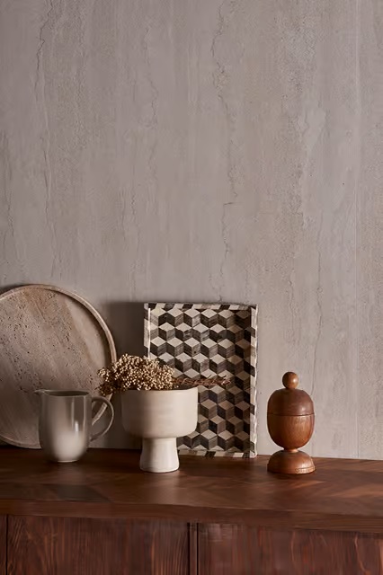 vtwonen Portland Travertine Marfil op de wand